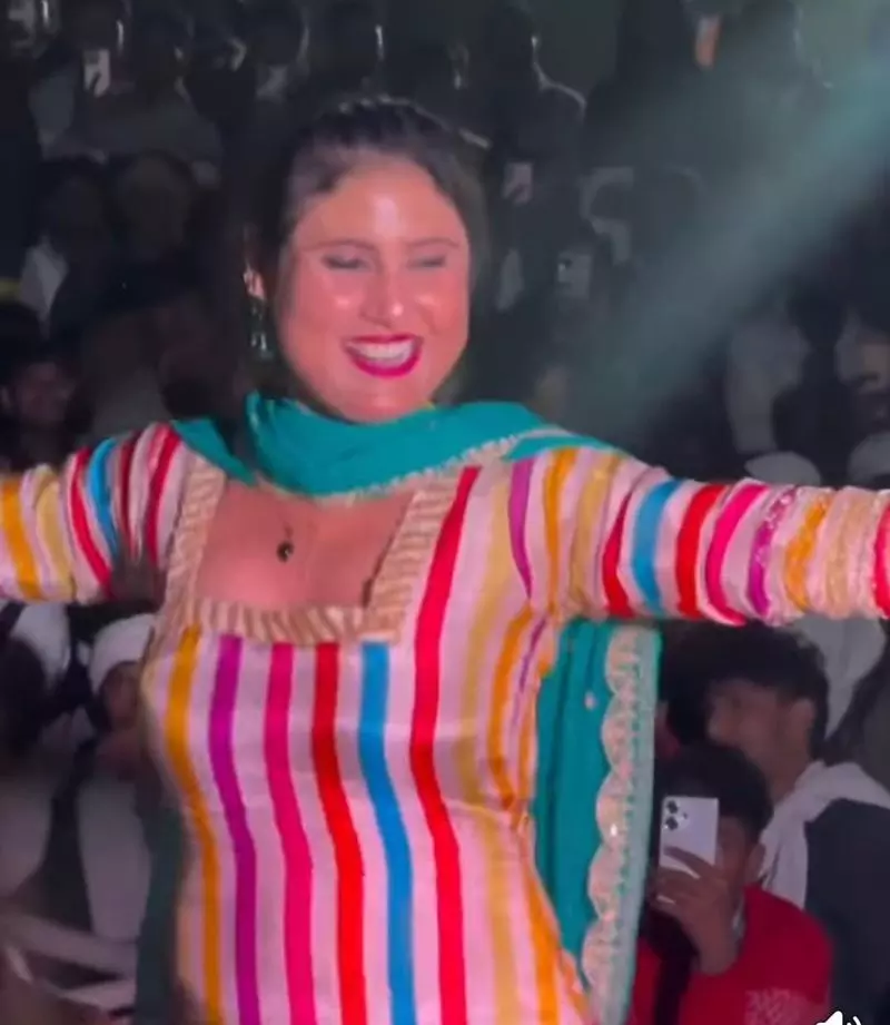 Haryana : शादी समारोह में डांसर से छेड़छाड़, आरोपी की पिटाई Haryana : शादी समारोह में डांसर से छेड़छाड़, आरोपी की पिटाई