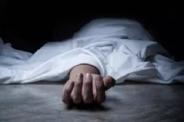 Hyderabad में एक महिला ने अपनी सात साल की बेटी को बिल्डिंग से नीचे धकेल दिया Hyderabad में एक महिला ने अपनी सात साल की बेटी को बिल्डिंग से नीचे धकेल दिया