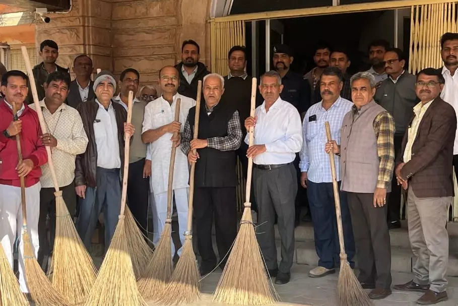 Barmer: कार्यालय सफाई पर जोर, घर जैसी आदत बनाएँ: हस्ती मल राठौड़ Barmer: कार्यालय सफाई पर जोर, घर जैसी आदत बनाएँ: हस्ती मल राठौड़