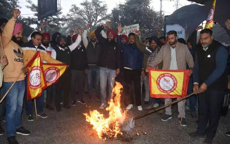 Ludhiana: चुनाव ड्यूटी पर जाते समय जान गंवाने वाले शिक्षकों के लिए न्याय की मांग Ludhiana: चुनाव ड्यूटी पर जाते समय जान गंवाने वाले शिक्षकों के लिए न्याय की मांग