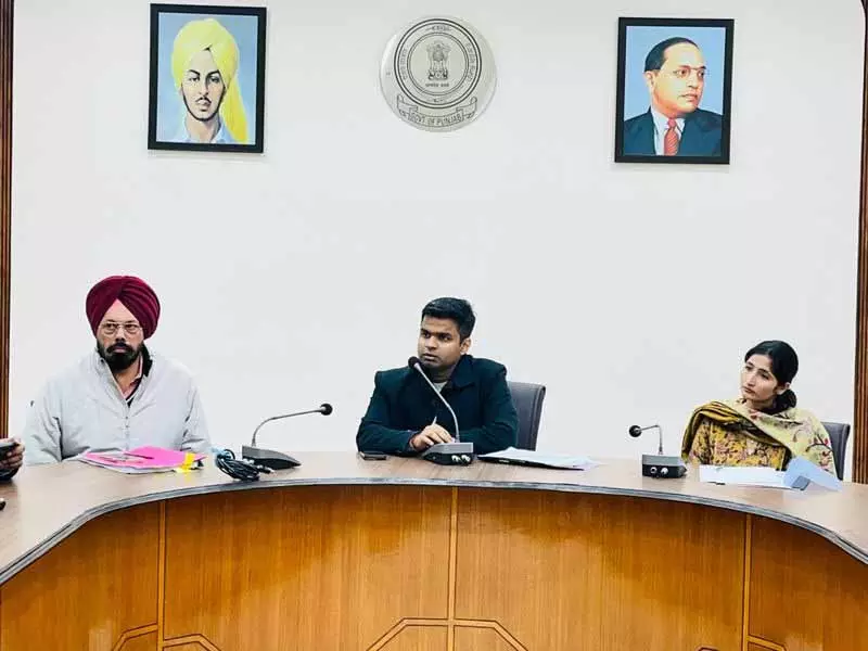 DC ने शहर और गांवों में कुत्तों को खाना खिलाने के लिए तय जगहों की पहचान करने का आदेश दिया DC ने शहर और गांवों में कुत्तों को खाना खिलाने के लिए तय जगहों की पहचान करने का आदेश दिया