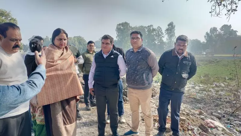Haryana : मेयर ने ओवरफ्लो हो रही नाली का निरीक्षण किया Haryana : मेयर ने ओवरफ्लो हो रही नाली का निरीक्षण किया