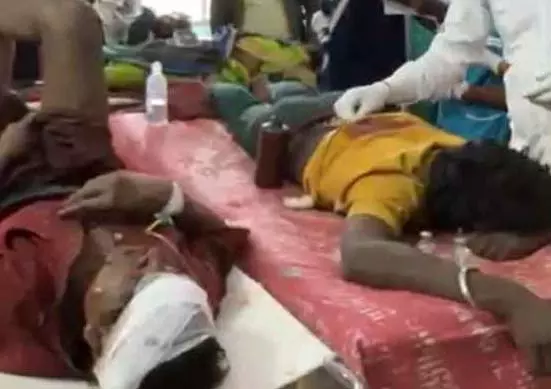 ग्रामीणों को टंगिया लेकर दौड़ाया सिरफिरे ने, तीन की हालत नाजुक ग्रामीणों को टंगिया लेकर दौड़ाया सिरफिरे ने, तीन की हालत नाजुक
