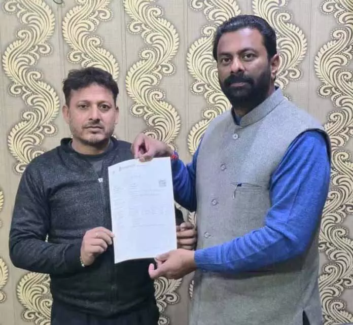 JAMMU: केशव चोपड़ा ने बांटे आयुष्मान और राशन कार्ड JAMMU: केशव चोपड़ा ने बांटे आयुष्मान और राशन कार्ड