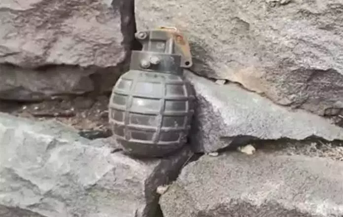 Kargil में पुराना ग्रेनेड मिला, उसे डिफ्यूज किया गया Kargil में पुराना ग्रेनेड मिला, उसे डिफ्यूज किया गया
