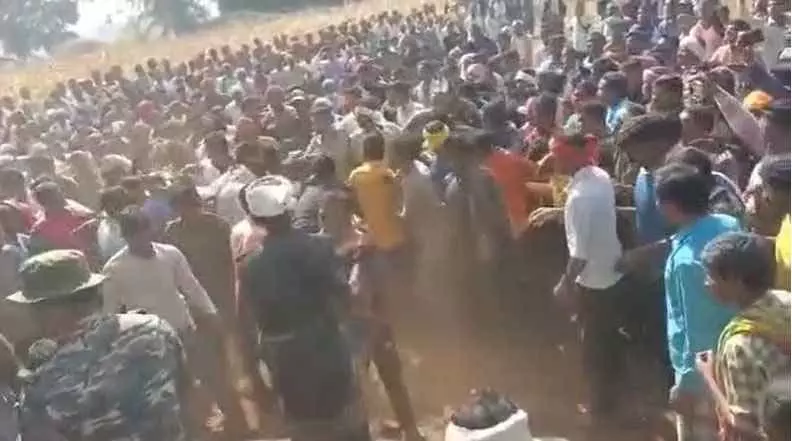 सरपंच के पिता की मौत, दफनाने का ग्रामीणों ने किया जमकर विरोध सरपंच के पिता की मौत, दफनाने का ग्रामीणों ने किया जमकर विरोध