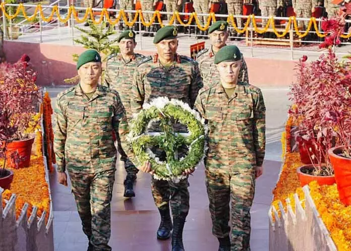 लेफ्टिनेंट जनरल Prateek Sharma ने विजय दिवस पर 1971 के युद्ध के नायकों को श्रद्धांजलि दी लेफ्टिनेंट जनरल Prateek Sharma ने विजय दिवस पर 1971 के युद्ध के नायकों को श्रद्धांजलि दी