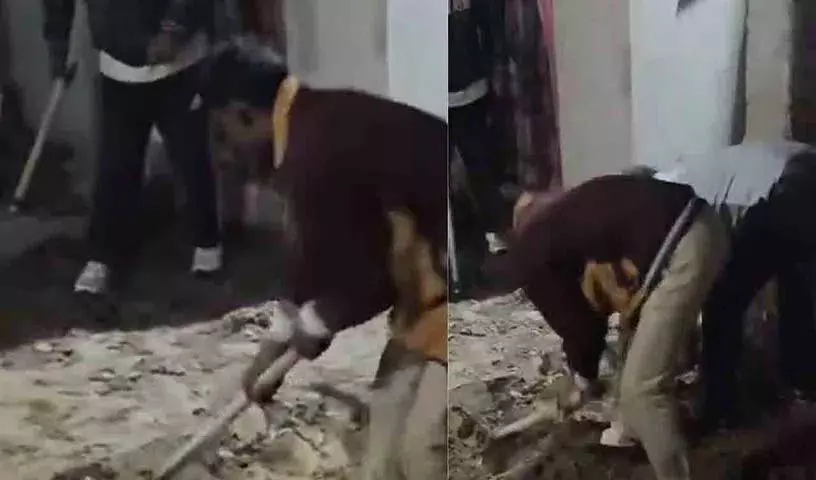 UP में एक शख्स ने बुर्के को लेकर पत्नी और बेटियों की हत्या कर दी UP में एक शख्स ने बुर्के को लेकर पत्नी और बेटियों की हत्या कर दी