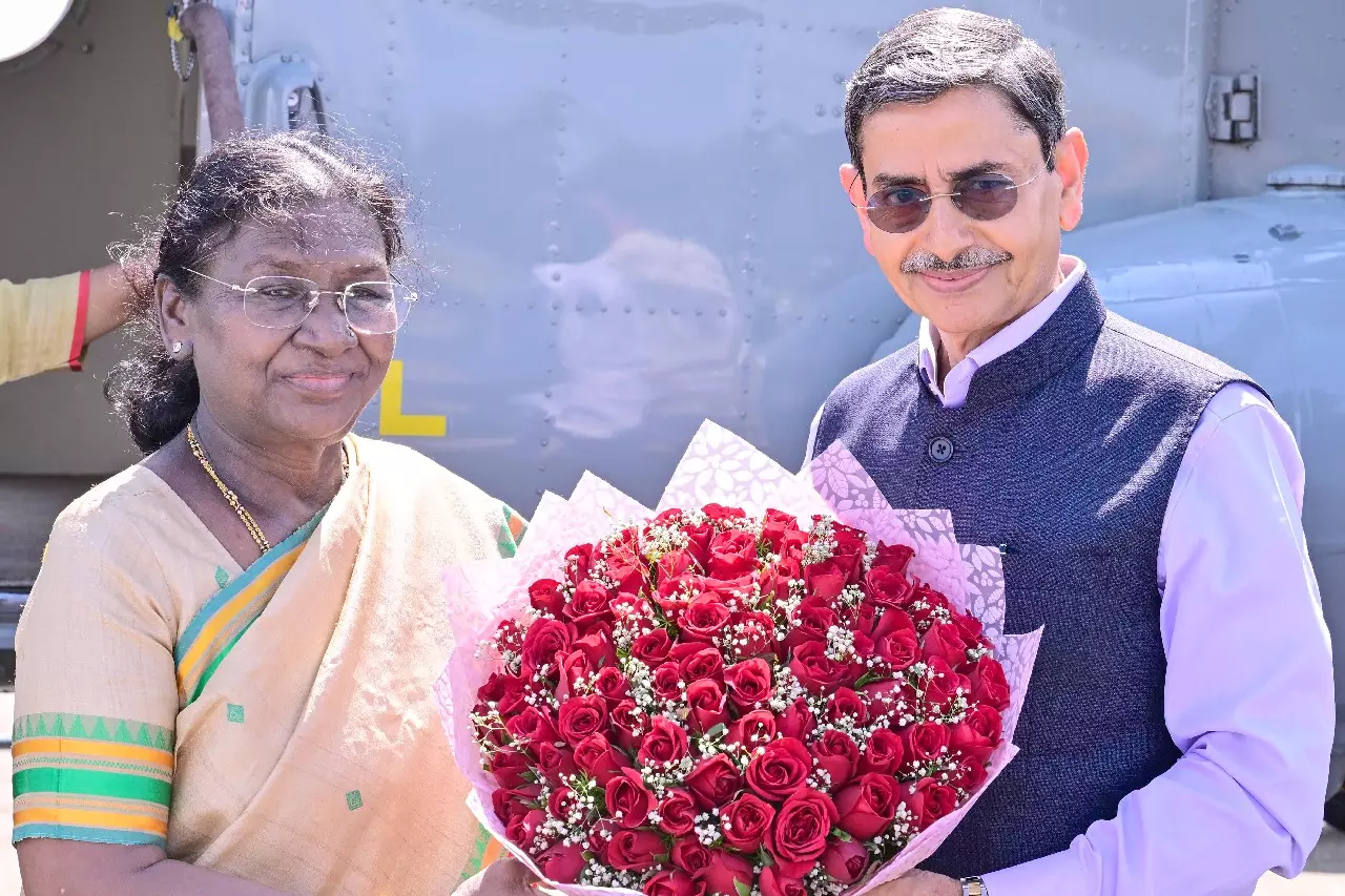 राष्ट्रपति द्रौपदी मुर्मू सर्दियों के प्रवास के लिए हैदराबाद पहुंचीं राष्ट्रपति द्रौपदी मुर्मू सर्दियों के प्रवास के लिए हैदराबाद पहुंचीं