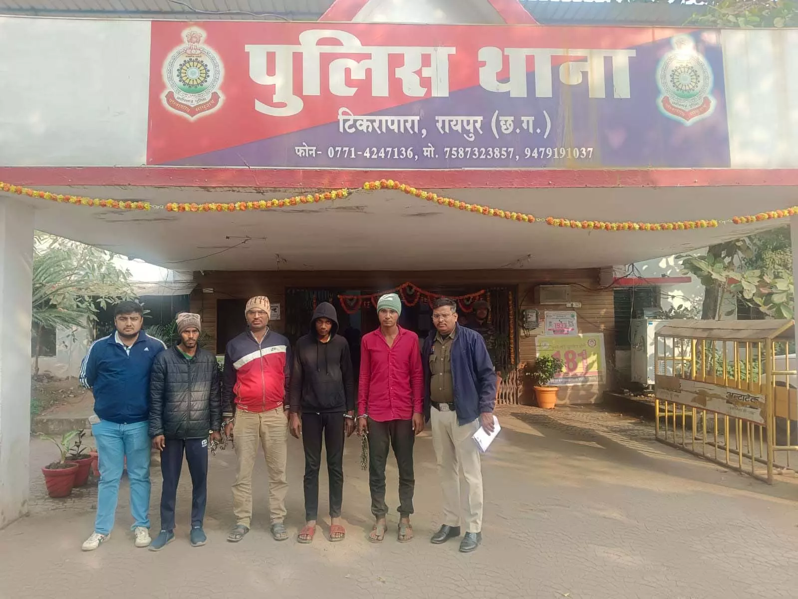 रायपुर में हनुमान मंदिर की मूर्ति तोड़ने वाले 5 आरोपी गिरफ्तार रायपुर में हनुमान मंदिर की मूर्ति तोड़ने वाले 5 आरोपी गिरफ्तार