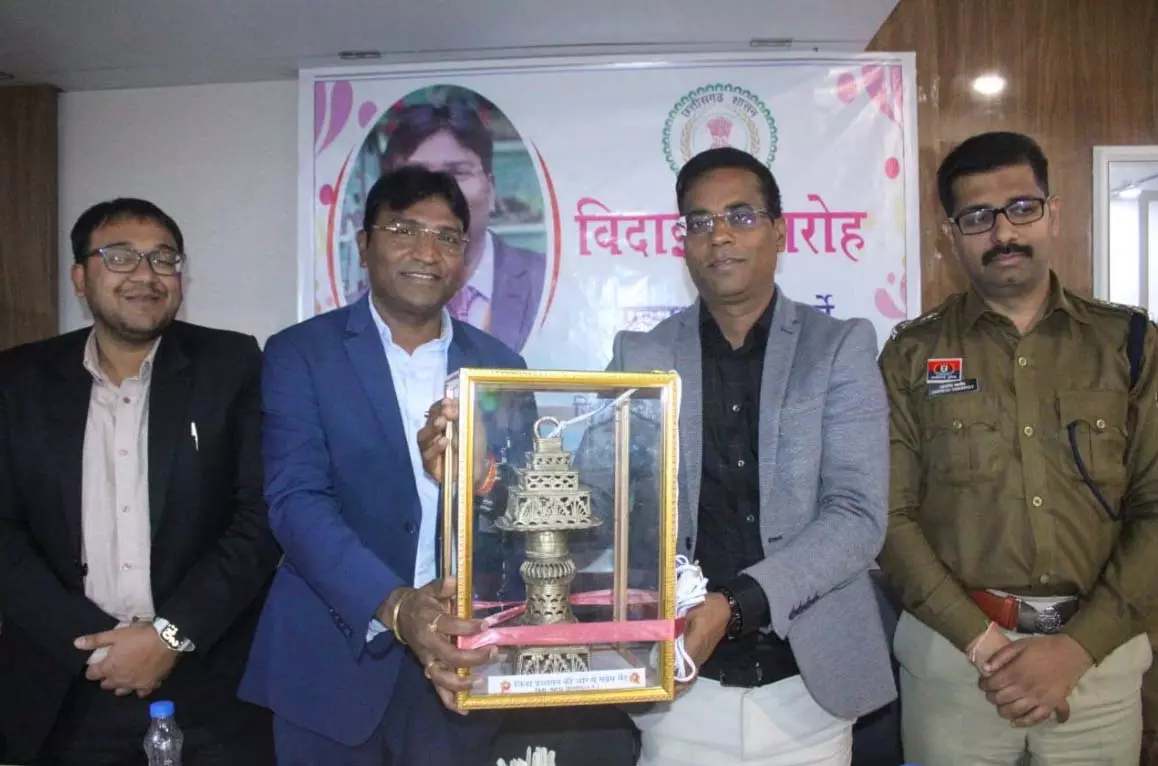 अपर कलेक्टर IAS प्रकाश कुमार सर्वे के स्थानांतरण पर दी गई भावभीनी विदाई अपर कलेक्टर IAS प्रकाश कुमार सर्वे के स्थानांतरण पर दी गई भावभीनी विदाई