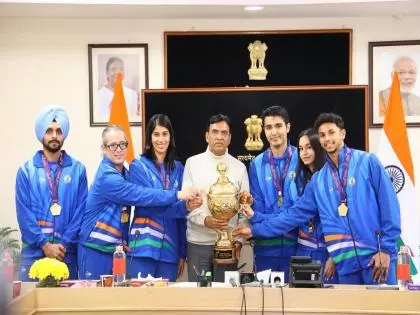 खेल मंत्री मंडाविया ने वर्ल्ड कप विजेता भारतीय स्क्वैश टीम को सम्मानित किया खेल मंत्री मंडाविया ने वर्ल्ड कप विजेता भारतीय स्क्वैश टीम को सम्मानित किया