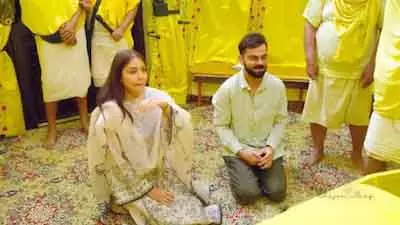 Virat -अनुष्का का प्यारा एयरपोर्ट जेस्चर, फैंस हुए दीवाने Virat -अनुष्का का प्यारा एयरपोर्ट जेस्चर, फैंस हुए दीवाने