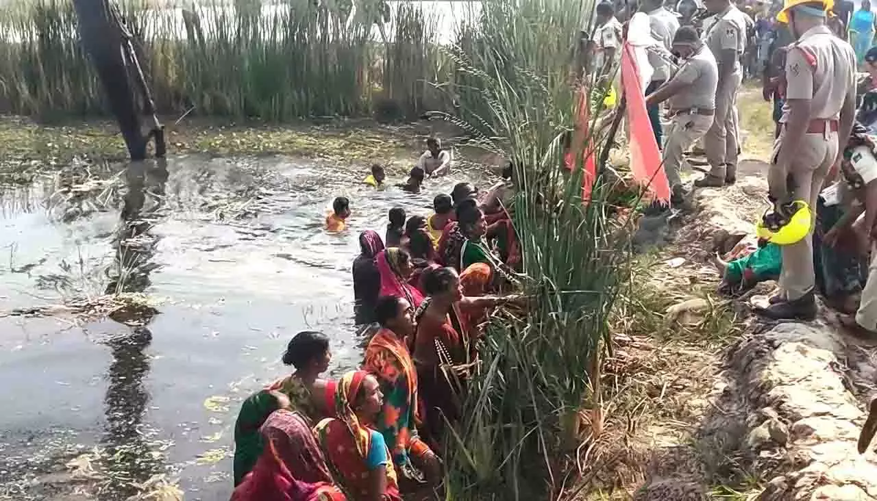 ब्रह्मगिरि में नहर खुदाई: BJD नेता ने प्रशासन की आलोचना की ब्रह्मगिरि में नहर खुदाई: BJD नेता ने प्रशासन की आलोचना की