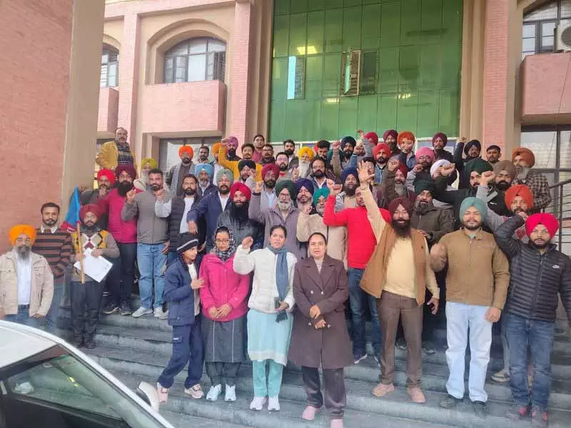 Amritsar: चुनाव ड्यूटी के दौरान सहकर्मियों की मौत पर शिक्षकों ने विरोध प्रदर्शन किया Amritsar: चुनाव ड्यूटी के दौरान सहकर्मियों की मौत पर शिक्षकों ने विरोध प्रदर्शन किया