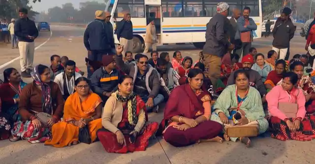 Odisha में 24 घंटे स्वास्थ्य सेवा की मांग को लेकर विरोध प्रदर्शन Odisha में 24 घंटे स्वास्थ्य सेवा की मांग को लेकर विरोध प्रदर्शन