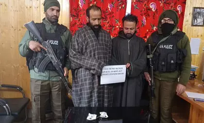 Baramulla में दो ड्रग पेडलर गिरफ्तार, साथ में प्रतिबंधित सामान और कैश Baramulla में दो ड्रग पेडलर गिरफ्तार, साथ में प्रतिबंधित सामान और कैश