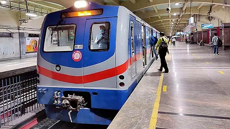 मैकेनिकल खराबी के कारण मेट्रो सेवा बाधित, Blue Line पर भारी देरी मैकेनिकल खराबी के कारण मेट्रो सेवा बाधित, Blue Line पर भारी देरी