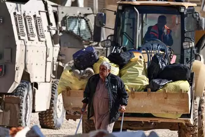 West Bank, नूर शम्स कैंप में इज़राइली सेना द्वारा इमारतें गिराने से पहले फ़िलिस्तीनी निवासी लौटे West Bank, नूर शम्स कैंप में इज़राइली सेना द्वारा इमारतें गिराने से पहले फ़िलिस्तीनी निवासी लौटे