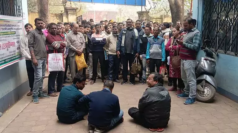 बांकुड़ा में Pump Operators ने 4 महीने की बकाया सैलरी को लेकर विरोध प्रदर्शन किया बांकुड़ा में Pump Operators ने 4 महीने की बकाया सैलरी को लेकर विरोध प्रदर्शन किया