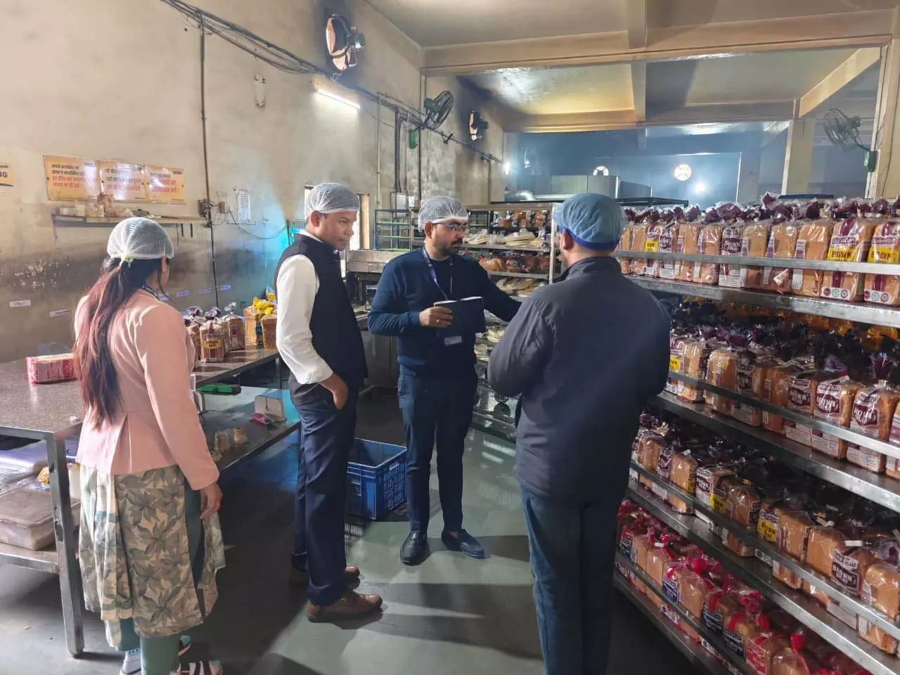 क्रिसमस एवं नव वर्ष के मद्देनजर बेकरी उत्पादों का सघन निरीक्षण क्रिसमस एवं नव वर्ष के मद्देनजर बेकरी उत्पादों का सघन निरीक्षण