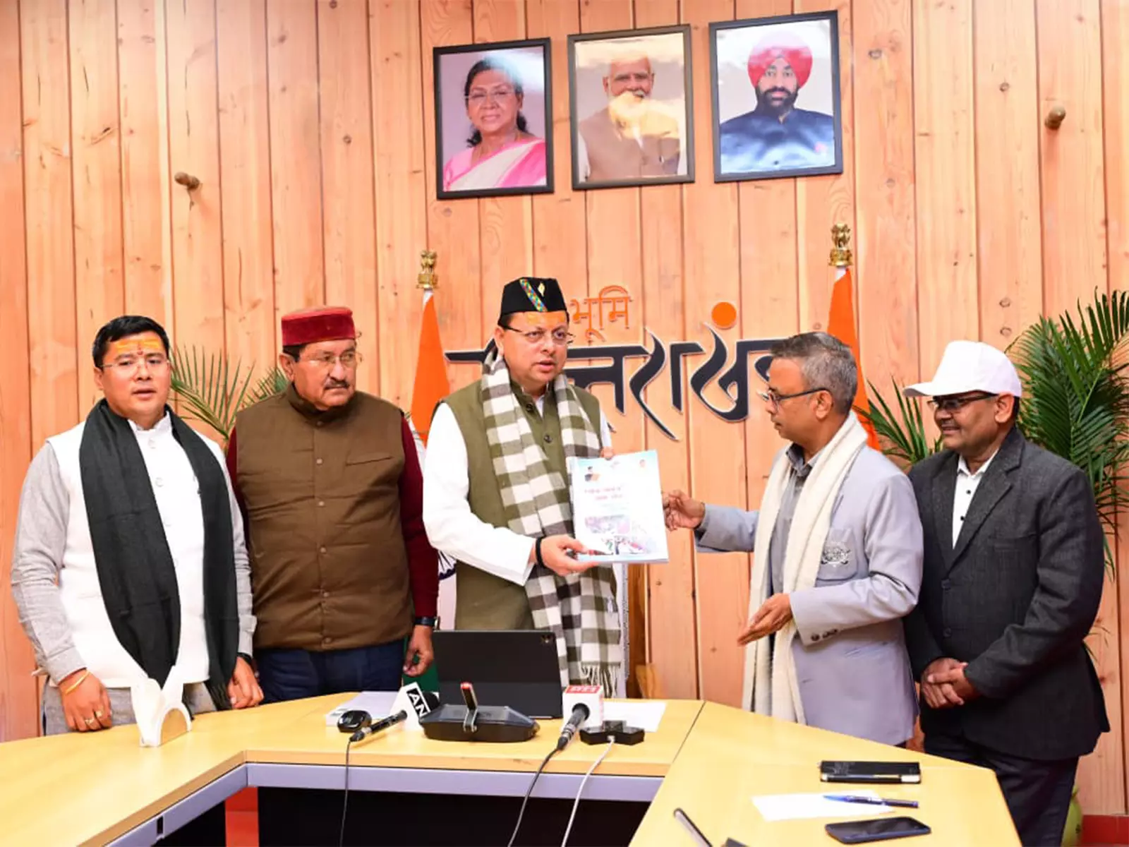 CM धामी ने जन-जन की सरकार, जन-जन के द्वार कार्यक्रम की तैयारियों की समीक्षा की CM धामी ने जन-जन की सरकार, जन-जन के द्वार कार्यक्रम की तैयारियों की समीक्षा की