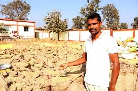 टोकन तुंहर हाथ से किसानों को राहत, धान उपार्जन केंद्र में किसानों को नहीं होती परेशानी टोकन तुंहर हाथ से किसानों को राहत, धान उपार्जन केंद्र में किसानों को नहीं होती परेशानी
