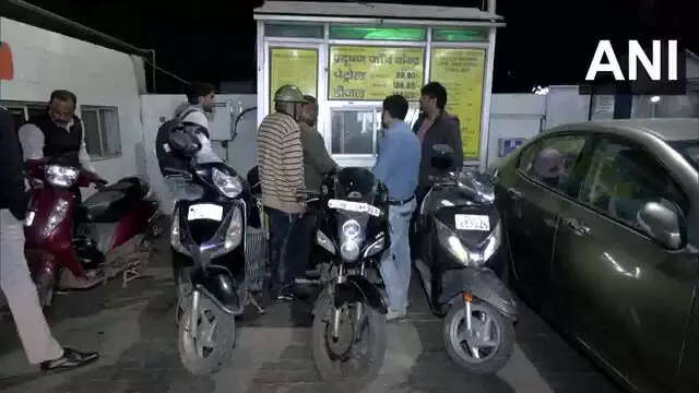 दिल्ली में रात 12 बजे से “नो पीयूसी, नो फ्यूल”, बिना सर्टिफिकेट ईंधन नहीं दिल्ली में रात 12 बजे से “नो पीयूसी, नो फ्यूल”, बिना सर्टिफिकेट ईंधन नहीं