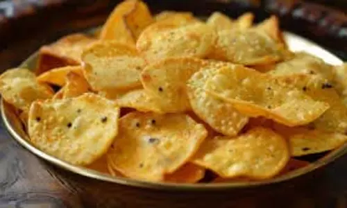 Rice Flour Chips Recipe: चावल के आटे से बनाएं क्रिस्पी और टेस्टी होममेड चिप्स Rice Flour Chips Recipe: चावल के आटे से बनाएं क्रिस्पी और टेस्टी होममेड चिप्स