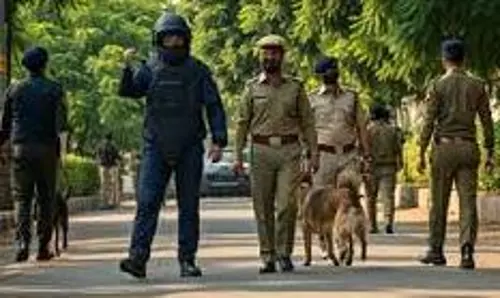 Ahmedabad: 10 स्कूलों को बम से उड़ाने की मिली धमकी Ahmedabad: 10 स्कूलों को बम से उड़ाने की मिली धमकी
