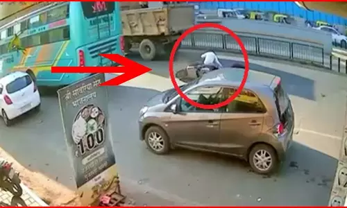 LIVE मंजर...डंपर का टायर महिला के सिर के ऊपर से गुजरा