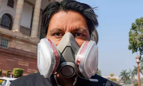 कांग्रेस सांसद हुड्डा का वायु प्रदूषण पर चुप्पी को लेकर संसद में मास्क पहनकर विरोध कांग्रेस सांसद हुड्डा का वायु प्रदूषण पर चुप्पी को लेकर संसद में मास्क पहनकर विरोध