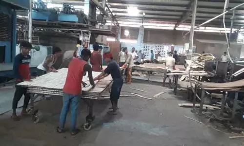 Yamunanagar में दो प्लाईवुड फैक्ट्रियों से सब्सिडी वाला यूरिया के 72 बैग जब्त किए गए। Yamunanagar में दो प्लाईवुड फैक्ट्रियों से सब्सिडी वाला यूरिया के 72 बैग जब्त किए गए।