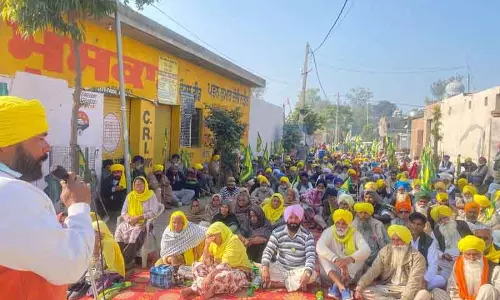 Fatehabad: किसानों ने ज़मीन नीलामी का विरोध कर नायब तहसीलदार को बंधक बनाया