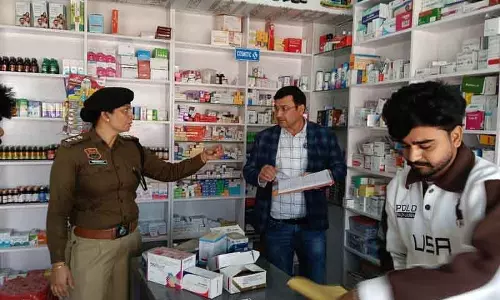 Sirsa अवैध दवा बिक्री रोकने के लिए अधिकारियों ने मेडिकल स्टोर्स का निरीक्षण किया Sirsa अवैध दवा बिक्री रोकने के लिए अधिकारियों ने मेडिकल स्टोर्स का निरीक्षण किया