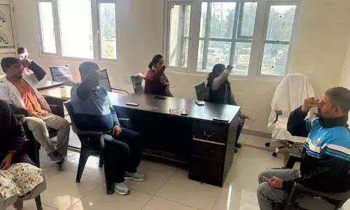 Rewari अधिकारियों ने तनाव मुक्त काम के लिए अपनाया 5 मिनट का योग ब्रेक