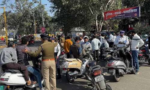 Indore : हेलमेट न पहनने पर ट्रैफिक पुलिस ने 591 बाइक सवारों के खिलाफ कार्रवाई की Indore : हेलमेट न पहनने पर ट्रैफिक पुलिस ने 591 बाइक सवारों के खिलाफ कार्रवाई की