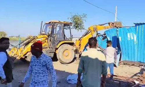 Indore : अवैध पटाखों की सप्लाई के खिलाफ कार्रवाई; 5 तहसीलों में छापे, गोदाम तोड़े गए Indore : अवैध पटाखों की सप्लाई के खिलाफ कार्रवाई; 5 तहसीलों में छापे, गोदाम तोड़े गए