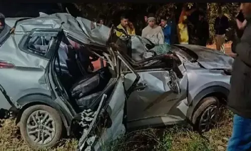 Odisha:तेज रफ्तार कार पेड़ से टकराई 3 की मौत, 4 गंभीर Odisha:तेज रफ्तार कार पेड़ से टकराई 3 की मौत, 4 गंभीर