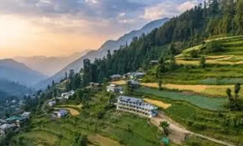 Tourist Places in Himachal: पेड़, पहाड़ और दिल को लुभाने वाली खूबसूरती का करना है दीदार Tourist Places in Himachal: पेड़, पहाड़ और दिल को लुभाने वाली खूबसूरती का करना है दीदार