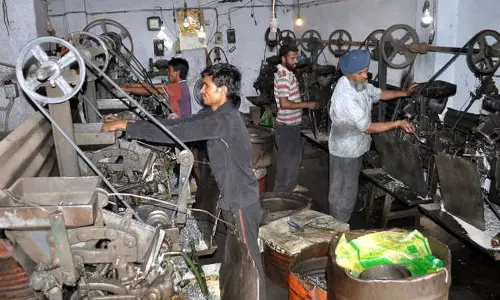 Haryana में 5 सालों में फैक्ट्रियों की संख्या 1,446 कम हुई पंजाब में संख्या स्थिर रही Haryana में 5 सालों में फैक्ट्रियों की संख्या 1,446 कम हुई पंजाब में संख्या स्थिर रही