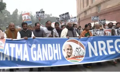 मनरेगा का नाम बदलने के विरोध में विपक्ष ने संसद भवन में निकाला मार्च, पूछा-क्या है परेशानी मनरेगा का नाम बदलने के विरोध में विपक्ष ने संसद भवन में निकाला मार्च, पूछा-क्या है परेशानी