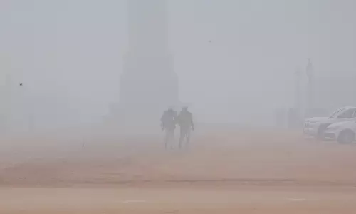 Delhi-NCR में घने स्मॉग के साथ सुबह हुई, AQI फिर से गंभीर ज़ोन में चला Delhi-NCR में घने स्मॉग के साथ सुबह हुई, AQI फिर से गंभीर ज़ोन में चला