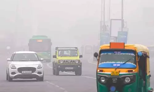 Delhi-NCR में घना कोहरा, विजिबिलिटी कम; हवा की क्वालिटी बहुत खराब Delhi-NCR में घना कोहरा, विजिबिलिटी कम; हवा की क्वालिटी बहुत खराब