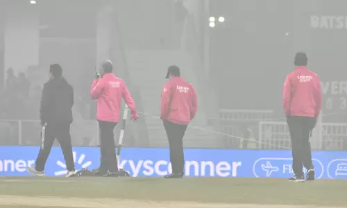 कोहरे की भेंट चढ़ा चौथा T20I, समय को लेकर फैंस ने उठाए सवाल कोहरे की भेंट चढ़ा चौथा T20I, समय को लेकर फैंस ने उठाए सवाल