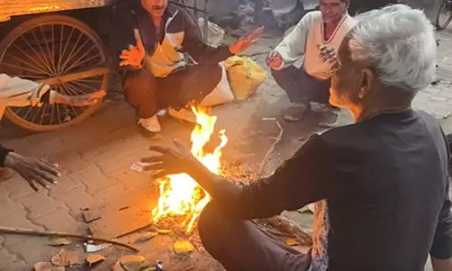 दिल्ली: कड़ाके की ठंड से जनजीवन अस्त-व्यस्त, अलाव जलाकर बचाव कर रहे लोग दिल्ली: कड़ाके की ठंड से जनजीवन अस्त-व्यस्त, अलाव जलाकर बचाव कर रहे लोग