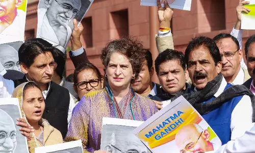 Lok Sabha: विपक्ष ने हिंदी थोपने, महात्मा गांधी का नाम हटाने की निंदा की