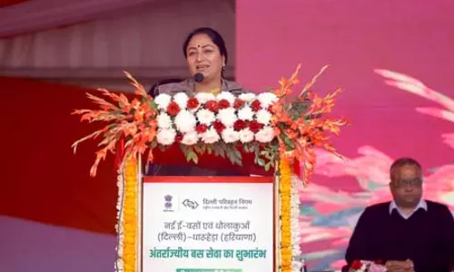 दिल्ली में सीएम रेखा गुप्ता ने 100 ई-बसों को दिखाई हरी झंडी, इंटरस्टेट ई-बस सेवा भी शुरू दिल्ली में सीएम रेखा गुप्ता ने 100 ई-बसों को दिखाई हरी झंडी, इंटरस्टेट ई-बस सेवा भी शुरू
