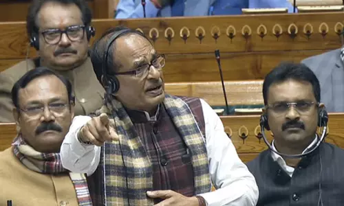 लोकसभा में विपक्षी सांसदों ने जी राम जी बिल की कॉपी फाड़ी, VIDEO लोकसभा में विपक्षी सांसदों ने जी राम जी बिल की कॉपी फाड़ी, VIDEO