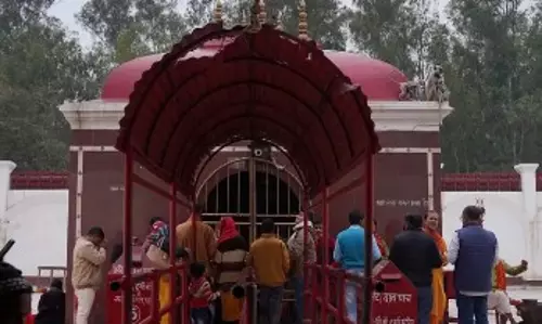 Bihar: गोपालगंज के थावे दुर्गा मंदिर में बड़ी चोरी, सोने-चांदी के गहने गायब Bihar: गोपालगंज के थावे दुर्गा मंदिर में बड़ी चोरी, सोने-चांदी के गहने गायब